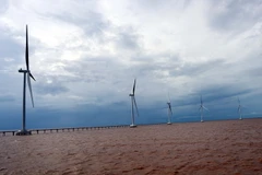 Nhiều trụ điện gió được lắp đặt hoàn thành đi vào hoạt động tại vùng ven biển Sóc Trăng. (Ảnh: Trung Hiếu/TTXVN)