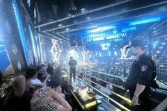 Lực lượng công an kiểm tra quán LV Club. (Ảnh: TTXVN phát)