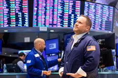 Hoạt động tại Sàn chứng khoán New York, Mỹ. (Ảnh: THX/TTXVN)