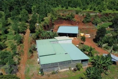 Người dân đã xây dựng nhà kiên cố trên một vị trí bị đề nghị thu )hồi giấy chứng nhận quyền sử dụng đất. (Ảnh: TTXVN phát)