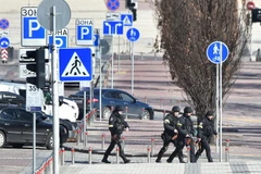 Binh sỹ Ukraine tuần tra trên đường phố tại Kiev. (Ảnh: AFP/TTXVN)