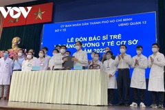 Ký kết bàn giao và đón nhận bác sỹ trẻ tăng cường về trạm y tế tại UBND quận 12. (Nguồn: vov)