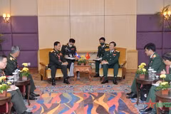 Thượng tướng Nguyễn Tân Cương trao đổi với Trung tướng Khamliang Outhakaysone, Tổng Tham mưu trưởng QĐND Lào. (Nguồn: qdnd.vn)