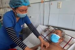 Bác sỹ thăm khám bệnh nhân sau phẫu thuật. (Ảnh: TTXVN phát)