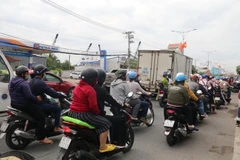 Ùn tắc cục bộ đoạn từ ngã ba Trung Lương đến cầu Rạch Miễu. (Ảnh: Minh Trí/TTXVN)