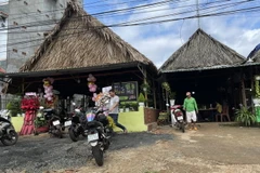 Cảnh sát tổ chức khám nghiệm hiện trường vụ án. (Ảnh: TTXVN phát)