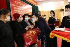 Bí thư Tỉnh ủy Thái Nguyên Nguyễn Thanh Hải trao quà của Chủ tịch Quốc hội Vương Đình Huệ cho các gia đình chính sách huyện Định Hóa. (Ảnh: Trần Trang/TTXVN)