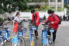 Dịch vụ xe đạp công cộng ngày càng được nhiều người sử dụng ở TP.HCM. (Ảnh: Tiến Lực/TTXVN)