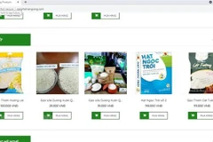Các sản phẩm gạo do các doanh nghiêp của tỉnh An Giang chế biến, phân phối được bán trên sàn thương mại điện tử sanphamangiang.com. (Ảnh: Công Mạo/TTXVN)