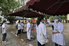 Thí sinh đến dự kỳ thi tốt nghiệp Trung học Phổ thông năm 2021. (Ảnh: Minh Quyết/TTXVN)