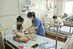 Bệnh nhi điều trị sốt xuất huyết tại bệnh viện. (Ảnh: Minh Quyết/TTXVN)