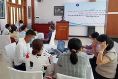 Tập huấn cho cán bộ y tế ở Ninh Thuận về áp dụng mô hình bảng điểm chất lượng dịch vụ y tế của mạng lưới y tế cơ sở. (Ảnh: Công Thử/TTXVN)