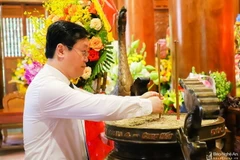 Ông Nguyễn Đức Trung, Phó Bí thư Tỉnh ủy, Chủ tịch Ủy ban Nhân dân tỉnh dâng hương tưởng niệm Chủ tịch Hồ Chí Minh. (Nguồn: baonghean.vn)