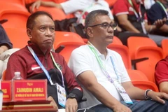 Bộ trưởng Bộ Thể thao và Thanh niên Indonesia Zainudin Amali (bên trái) dự khán trận chung kết nội dung đôi nam nữ môn Quần vợt SEA Games 31. (Ảnh: Thế Duyệt/TTXVN)