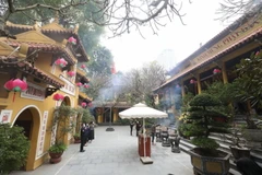 Hình ảnh ngày xuân đi lễ - nét đẹp văn hóa của người Việt 