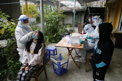 Xét nghiệm sàng lọc các đối tượng ở tỉnh Tuyên Quang. (Ảnh: Nam Sương/TTXVN)