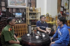 Anh Phạm Văn Lương (ngoài cùng bên phải) chia sẻ về quá khứ lầm lỗi và hành trình hoàn lương của bản thân. (Ảnh: Hoài Thu/TTXVN)