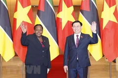 Chủ tịch Quốc hội Vương Đình Huệ và Chủ tịch Quốc hội Cộng hòa Mozambique Esperanca Laurinda Francisco Nhiuane Bias chụp ảnh chung. (Ảnh: Doãn Tấn/TTXVN)