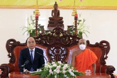 Chủ tịch nước Nguyễn Xuân Phúc nói chuyện với các vị chư tăng của Học viện Phật giáo Nam tông Khmer. (Ảnh: Thống Nhất/TTXVN)