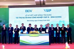 Lễ ký kết Hợp đồng tín dụng tài trợ Dự án đầu tư xây dựng Khu công nghiệp Việt Nam-Singapore III tại Bình Dương. (Ảnh: Huyền Trang/TTXVN)