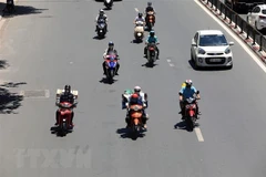 Nắng nóng có thể gây tình trạng mất nước, kiệt sức, đột quỵ do sốc nhiệt đối với cơ thể người khi tiếp xúc lâu với nền nhiệt độ cao. (Ảnh: Phan Tuấn Anh/TTXVN)