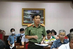 Đại diện Công an tỉnh thông tin về việc CDC Đắk Lắk mua kit xét nghiệm của Việt Á. (Nguồn: vtv.vn)