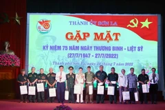 Ban tổ chức trao quà cho các các thương, bệnh binh, gia đình người người có công với cách mạng trên địa bàn thành phố Sơn La. (Ảnh: Quang Quyết/TTXVN)