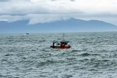 Lực lượng biên phòng đang tìm kiếm người mất tích trong vụ chìm ca nô du lịch tại Cửa Đại. (Ảnh: TTXVN)