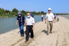 Đoàn công tác của UBND tỉnh Ninh Thuận kiểm tra thực địa khu vực mỏ cát được cấp cho Công ty TNHH Bình Minh-Ninh Thuận. (Ảnh: Công Thử/TTXVN)