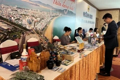 Các gian hàng trưng bày đặc sản địa phương tại Hội nghị. (Ảnh: Ánh Tuyết/TTXVN)