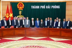 Các đại biểu chụp ảnh lưu niệm. (Ảnh: Minh Huệ/TTXVN)