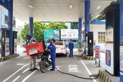 Người dân mua xăng dầu. (Ảnh: Hoàng Hùng/TTXVN)
