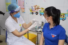 Những người được ưu tiên tiêm vắc xin COVID-19 đợt 1 tại Hải Dương là cán bộ, nhân viên y tế, các tình nguyện viên tham gia tuyến đầu chống dịch. (Ảnh: Mạnh Minh/TTXVN)