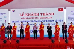 Các đại biểu cắt băng khánh thành Nhà máy điện Mặt Trời Dowha Lệ Thủy. (Nguồn: baoquangbinh.vn)