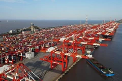 Hoạt động bốc xếp hàng hóa tại cảng ở Thượng Hải, Trung Quốc. (Ảnh: THX/TTXVN)