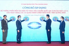 Các đại biểu bấm nút công bố Hệ thống phần mềm ISO điện tử theo tiêu chuẩn Việt Nam ISO 9001:2015 vào hoạt động của cơ quan hành chính nhà nước trên địa bàn toàn tỉnh. (Ảnh: Thanh Vân/TTXVN)