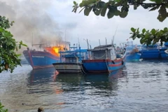 Đám cháy tại thuyền mang số hiệu NA90224TS. (Ảnh: Văn Dũng/TTXVN)