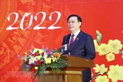 Chủ tịch Quốc hội Vương Đình Huệ chúc Tết các đại biểu. (Ảnh: Doãn Tấn/TTXVN)