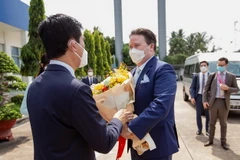 Đại diện Vinamilk tiếp đón Tân Đại sứ Marc Evans Knapper và đoàn công tác Đại sứ quán Hoa Kỳ. (Nguồn: Vinamilk)