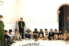 Lực lượng công an bắt giữ nhóm thanh thiếu niên ở một nhà trọ tại ấp 7, xã Xuân Tâm, huyện Xuân Lộc, tỉnh Đồng Nai, chuẩn bị hung khí đi hỗn chiến bị công an bắt giữ. (Ảnh: TTXVN phát)