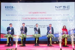 Các đại biểu ấn nút Khởi động Dự án “Nâng cao năng lực cảnh báo sớm và quản lý rủi ro cho khu vực tài chính Việt Nam.” (Ảnh: Thanh Vân/TTXVN)