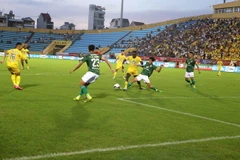 Tình huống bóng trên sân Thiên Trường giữa câu lạc bộ Nam Định và TP Hồ Chí Minh. (Ảnh: Công Luật/TTXVN)