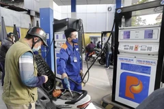 Mua, bán xăng tại cửa hàng kinh doanh xăng, dầu trên phố Trần Quang Khải theo giá niêm yết mới. (Ảnh: Trần Việt/TTXVN)