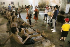 Đông đảo khách tham quan phòng số 6, khám 6, trại giam Phú Hải ở huyện Côn Đảo. (Ảnh: Thanh Vũ/TTXVN)