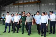 Thủ tướng Phạm Minh Chính tại buổi kiểm tra, khảo sát dự án nhà ga T3 Cảng hàng không quốc tế Tân Sơn Nhất. (Ảnh: Dương Giang/TTXVN)