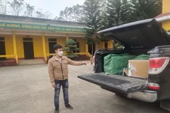 Đối tượng và các bộ kit test nhanh COVID-19 không rõ nguồn gốc xuất xứ bị lực lượng bộ đội biên phòng tỉnh Cao Bằng phát hiện, thu giữ. (Ảnh: TTXVN phát)