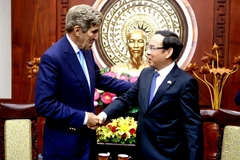 Bí thư Thành ủy Nguyễn Văn Nên tiếp ông John Kerry, Đặc phái viên của Tổng thống Hoa Kỳ về biến đổi khí hậu. (Ảnh: Thành Chung/TTXVN)