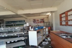 Quang cảnh bên trong một cửa hàng tại Trung tâm mua sắm Woodlands, thủ đô Mbabane, eSwatini bị tấn công, cướp bóc và phá hoại trong làn sóng biểu tình đang diễn ra. (Ảnh: Đình Lượng/TTXVN)