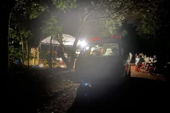 Cảnh sát tổ chức khám nghiệm hiện trường vụ việc. (Ảnh: TTXVN phát)