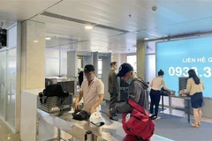 Hành khách làm thủ tục tại sân bay. (Ảnh minh họa: TTXVN phát)